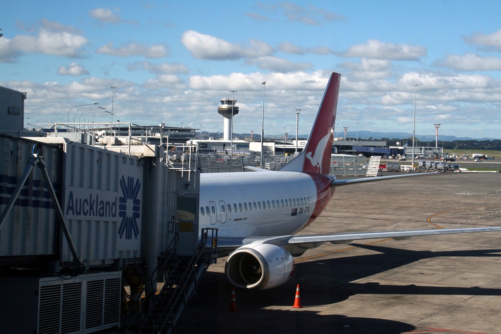 QANTAS 737 and Jetway, Auckland